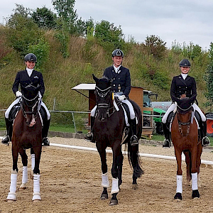 LK 2+3: Platz: Marcel Wolf mit Fabiano A vom RFV Bad Waldsee Platz: Katharina Sieger mit Q Silberasters Quaterback vom RFV Zollenreute Platz: Anna Lena Eff mit Stella Sfilata vom RFV Leutkirch-Diepoldshofen LK 2+3: Platz: Marcel Wolf mit Fabiano A vom RFV Bad Waldsee Platz: Katharina Sieger mit Q Silberasters Quaterback vom RFV Zollenreute Platz: Anna Lena Eff mit Stella Sfilata vom RFV Leutkirch-Diepoldshofen
